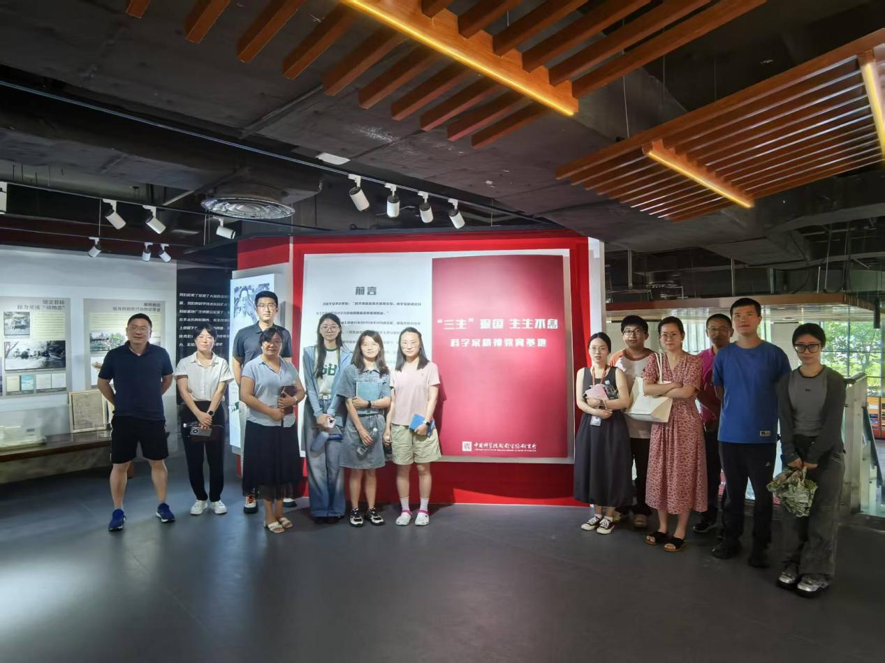 成都生物所生物资源利用中心第一党支部与成都文献情报中心第四党支部开展联学共建